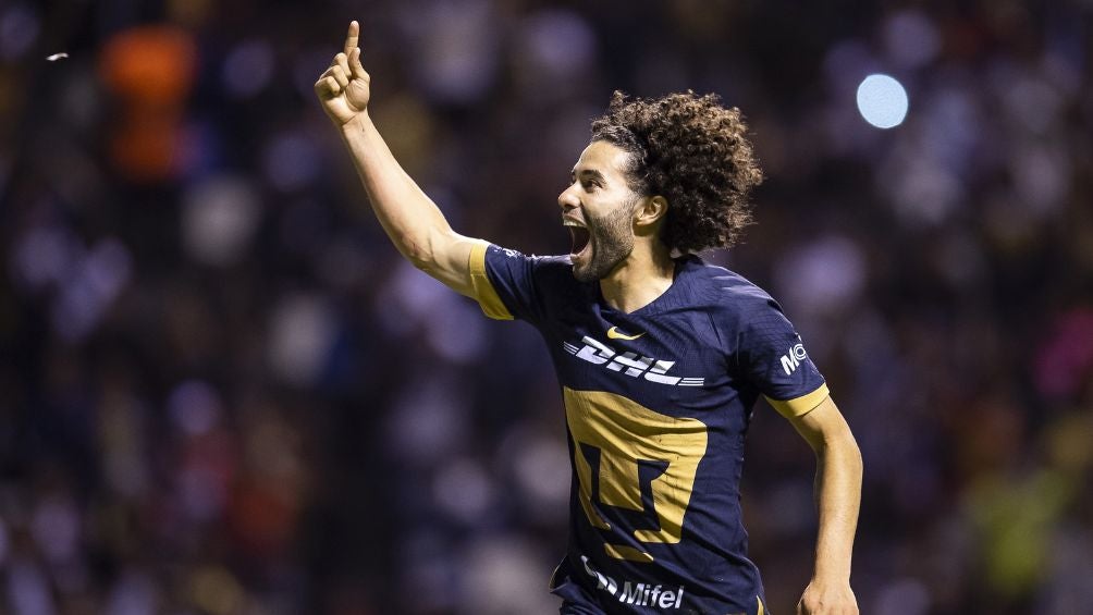 Huerta celebra un gol con los Pumas