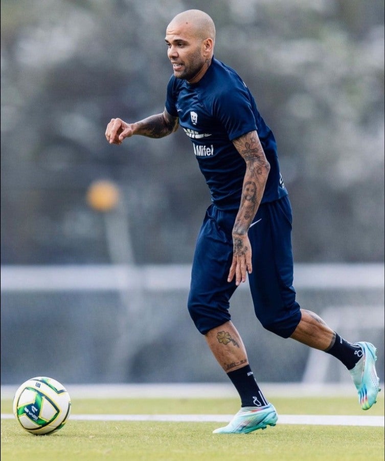 Dani Alves en su paso por los Pumas