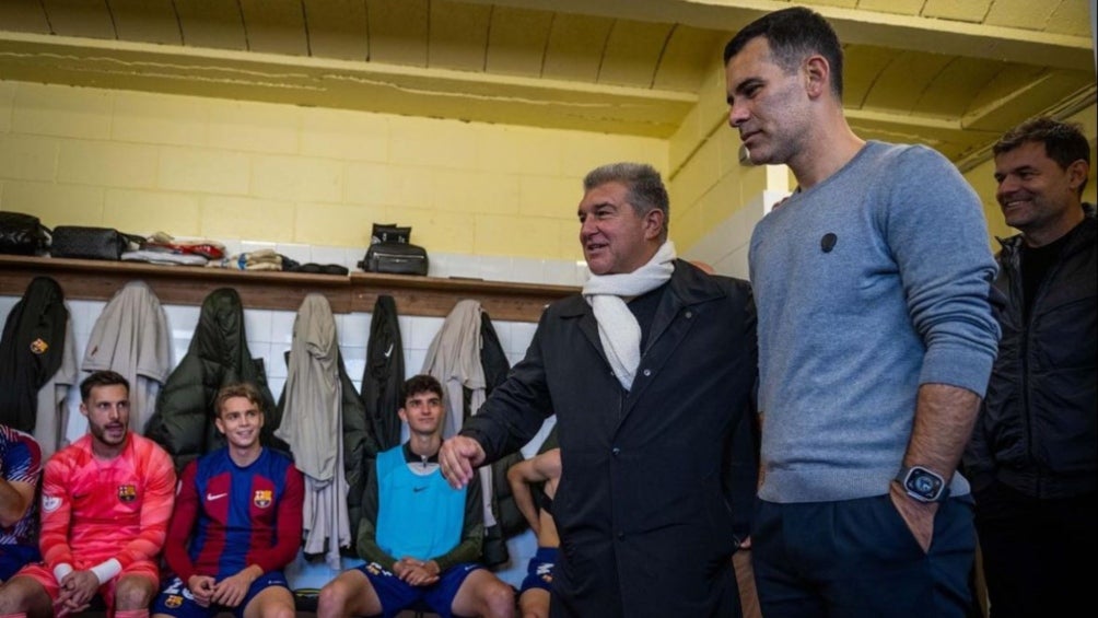 Joan Laporta visita a Rafa Márquez en partido del Barça Atlétic