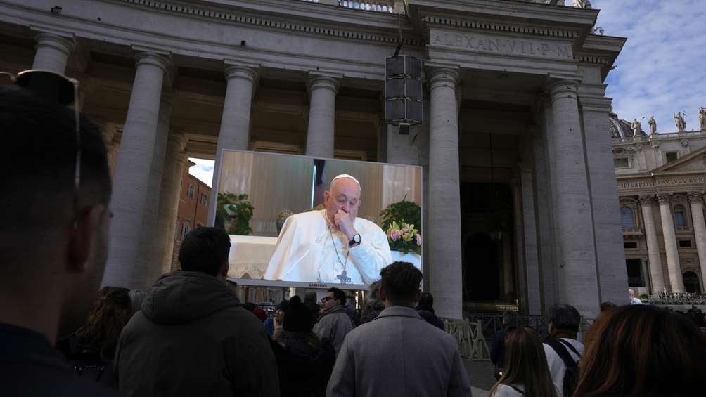 El domingo el papa no pudo asomarse al balcón del Palacio Apostólico. 