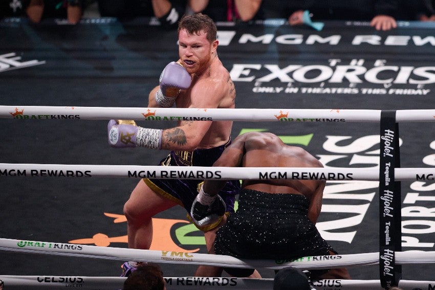 Canelo Álvarez durante la pelea ante Charlo