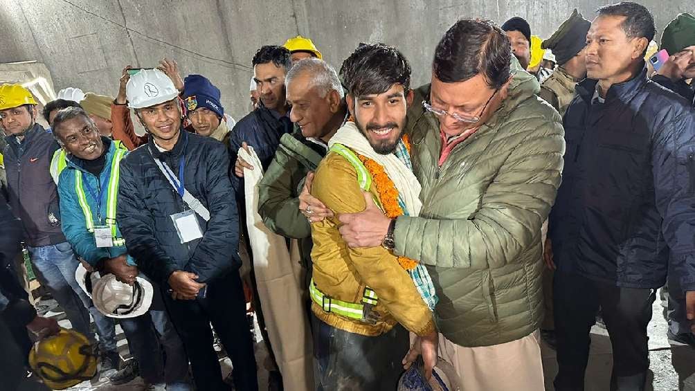 Rescatan con vida a los 41 trabajadores atrapados en túnel de la India