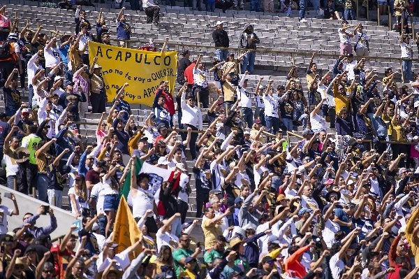 Afición de Pumas alentando al club