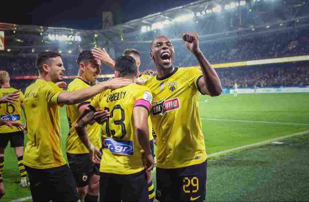 Jugagores de AEK festejan con Orbelin Pineda