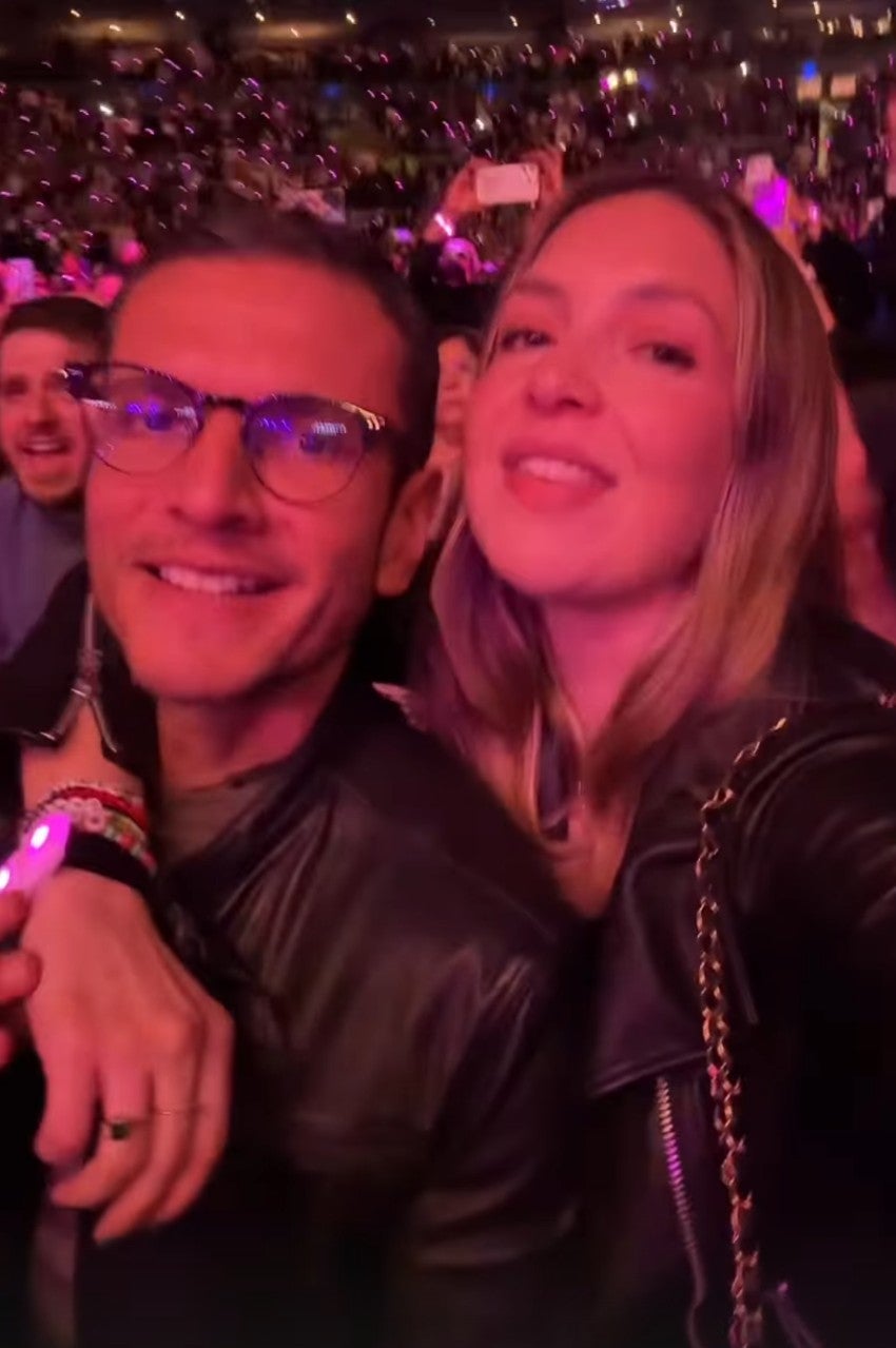 Jimmy Lozano en el concierto de Luismi con su esposa