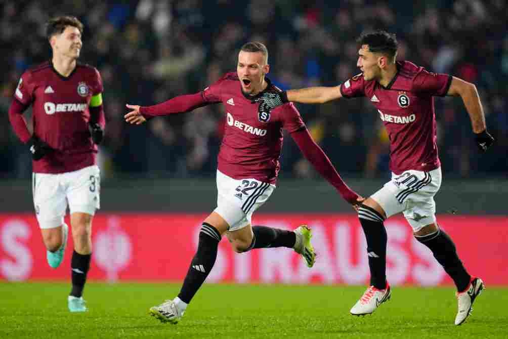 Jugadores del Sparta Praga celebran el gol 