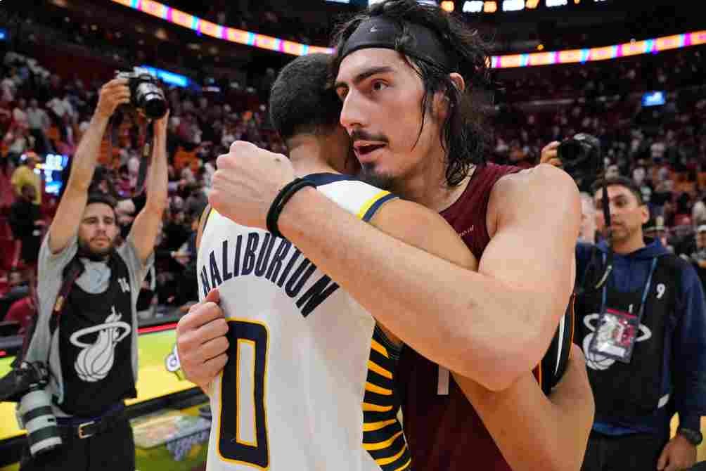 Jáquez saluda a Tyrese Haliburton de los Indiana Pacers