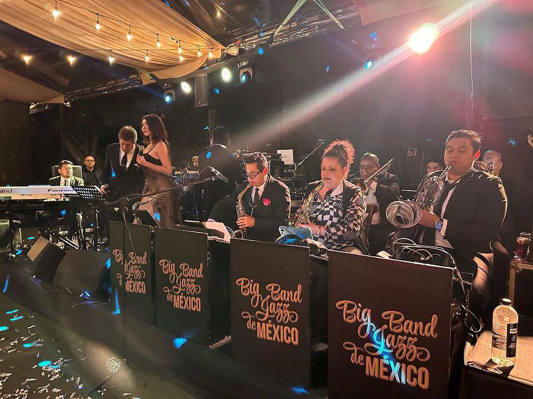 La Big Band Jazz de México hizo unos arreglos especiales para que la gente quede encantada con la presentación.