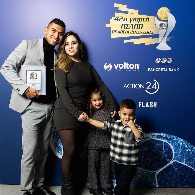 Orbelín Pineda posa con el premio junto a su familia 
