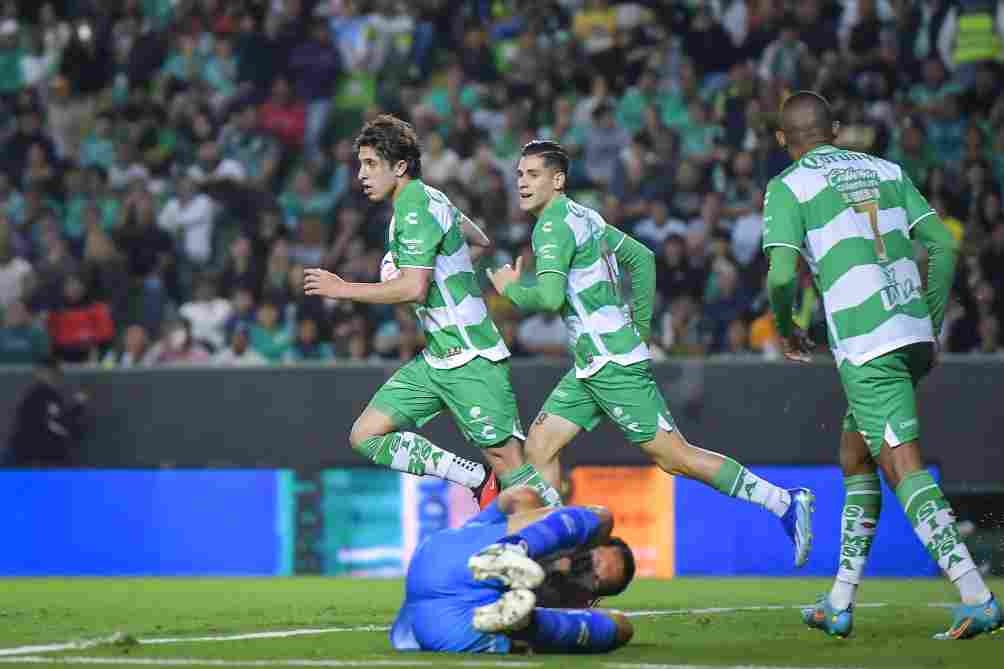 Santos en celebración de gol en el Play In