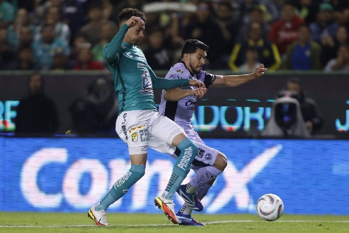 América y León disputando el balón