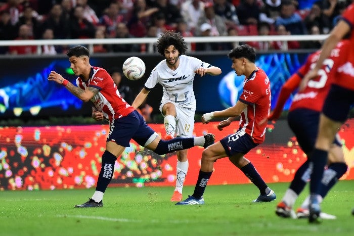 César Huerta disputando el balón