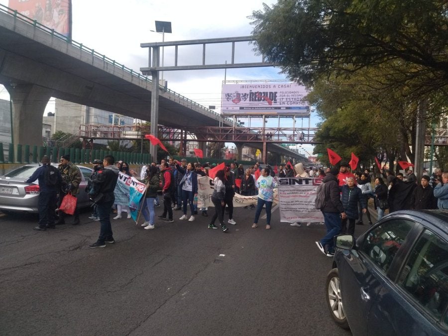 Trabajadores del Colegio de Bachilleres en huelga