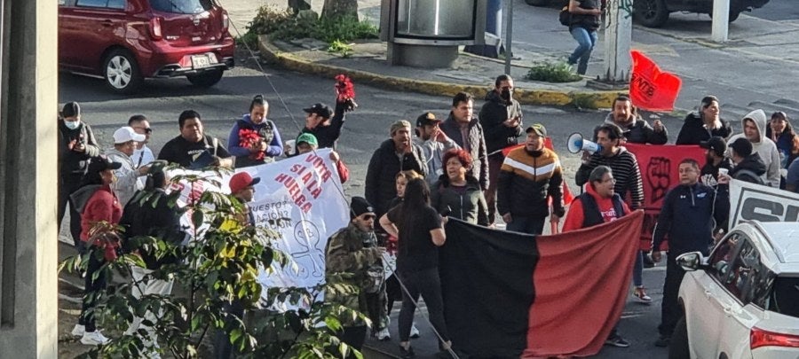 Trabajadores del Colegio de Bachilleres en huelga