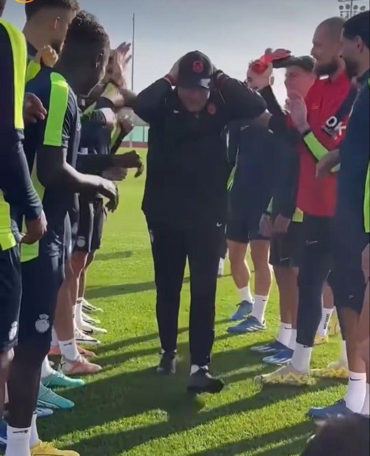 Javier Aguirre festejando con sus jugadores