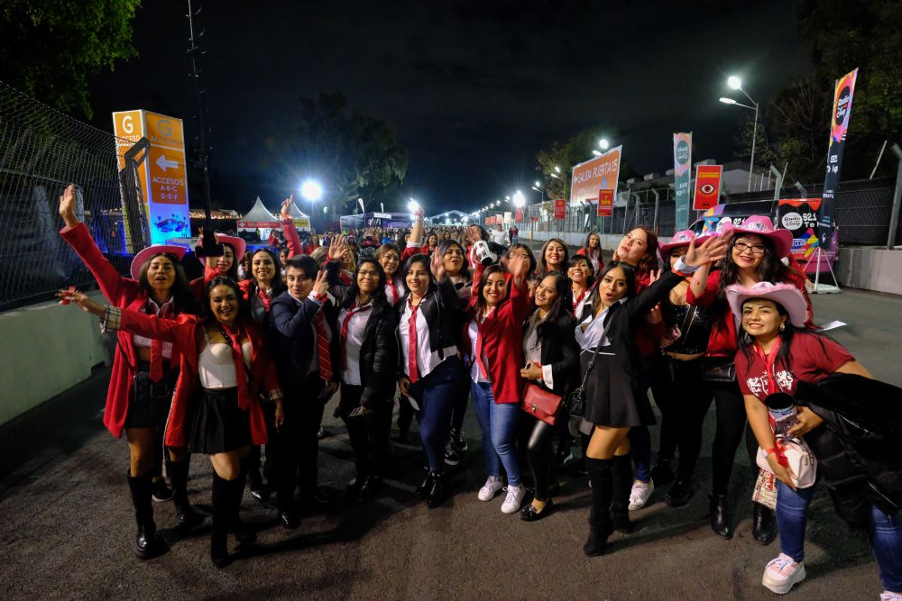 Como si fueran al Elite Way School, el público portó sus uniformes colegiales.