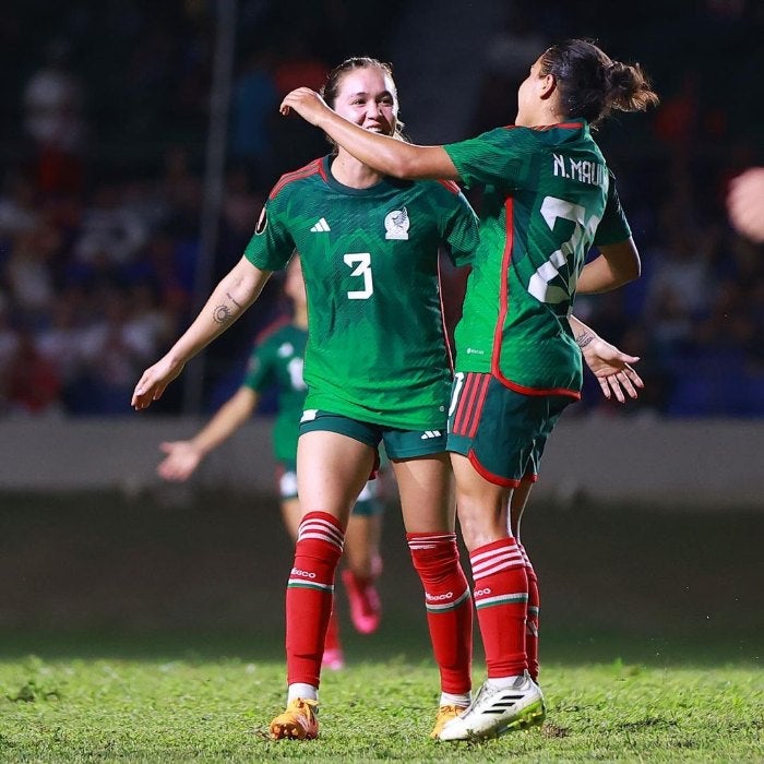 Selección Mexicana Femenil celebrando la victoria 