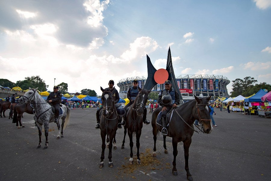 Policías en el Estadio Azteca