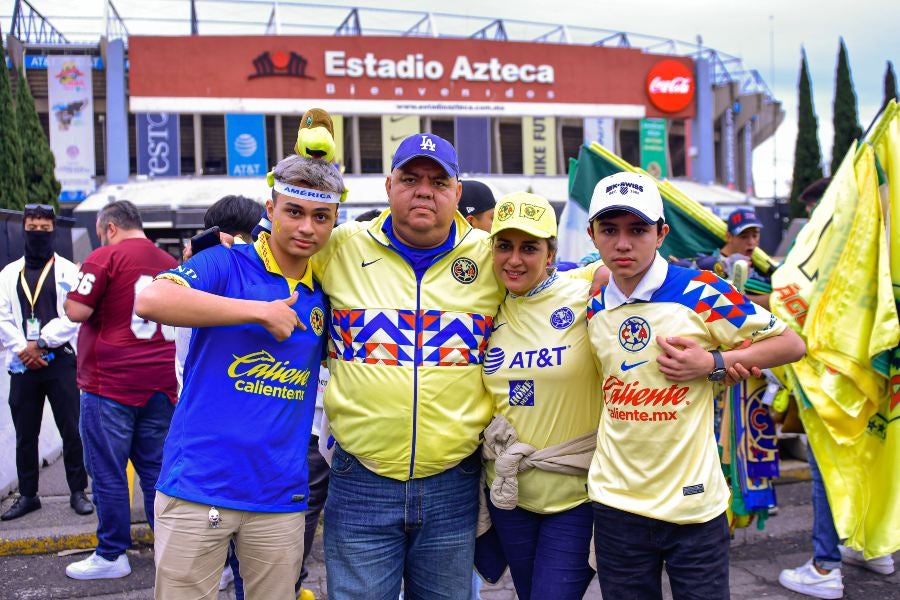 Aficionados del América ingresando al Estadio Azteca