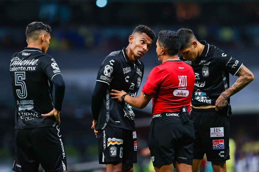 Jugadores de León reclamándole a Guerrero