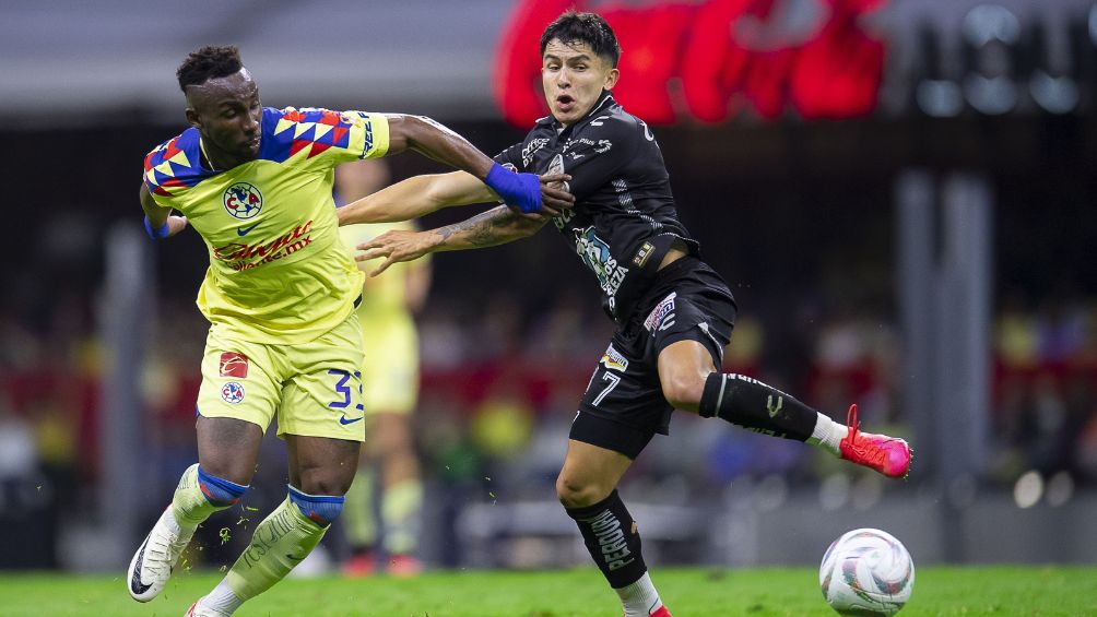 La defensa de León peleando el balón con Quiñones