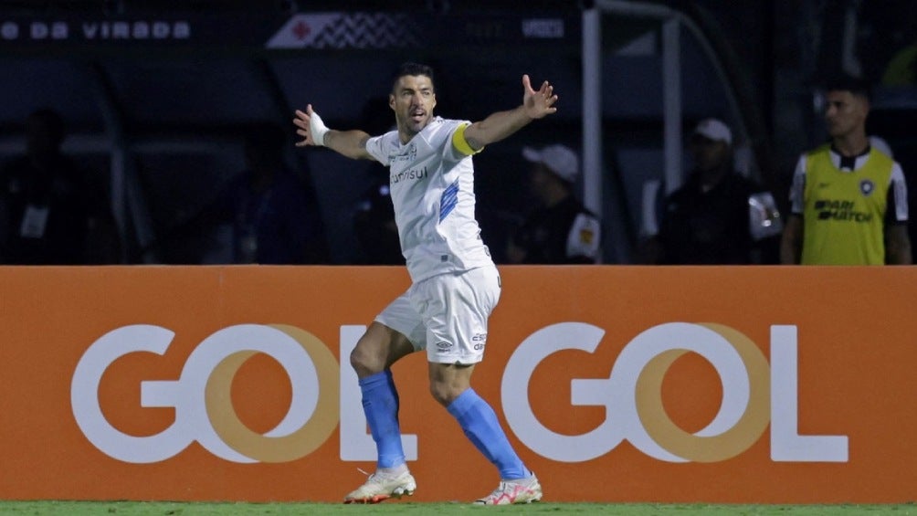 El Pistolero celebra gol en Brasil