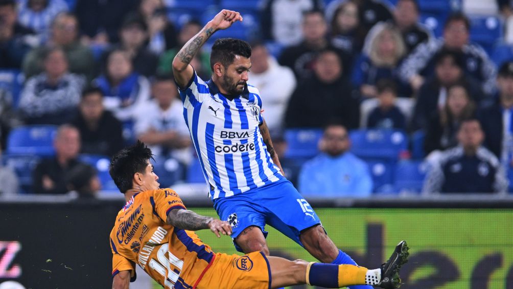 Corona disputando un balón ante San Luis