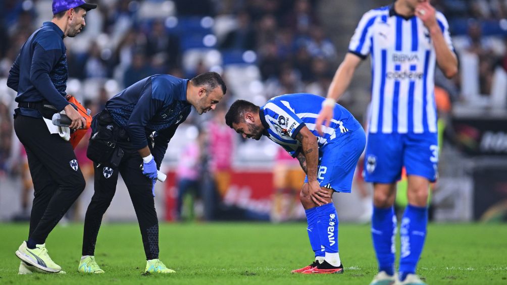 Tecatito junto al cuerpo técnico de Rayados