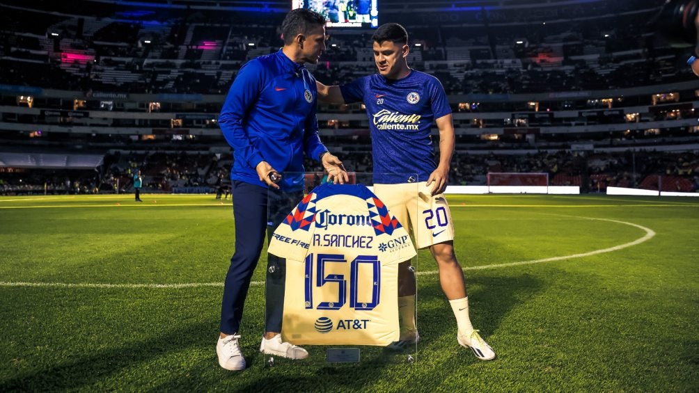 Richard Sánchez recibe reconocimiento en América por cumplir 150 partidos