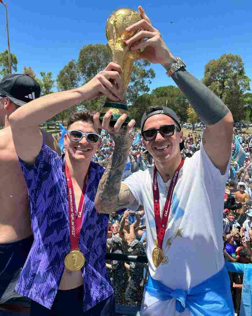 Enzo y Julián Álvarez durante la celebración del título 