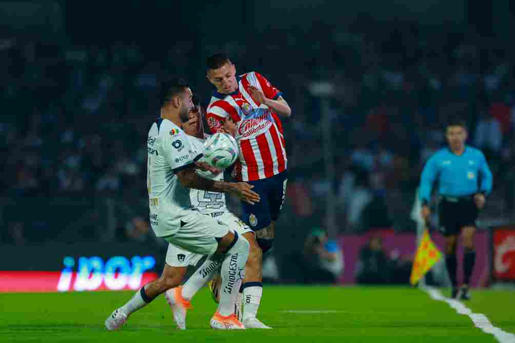 'Piojo' Alvarado en disputa del balón 