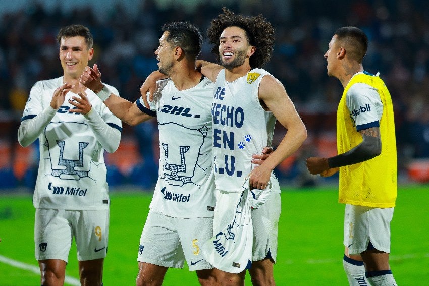 César Huerta con su playera 'Re-hecho en CU'