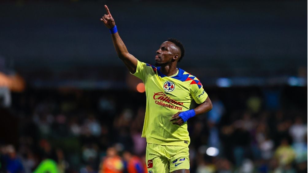 Quiñones celebra su gol con América