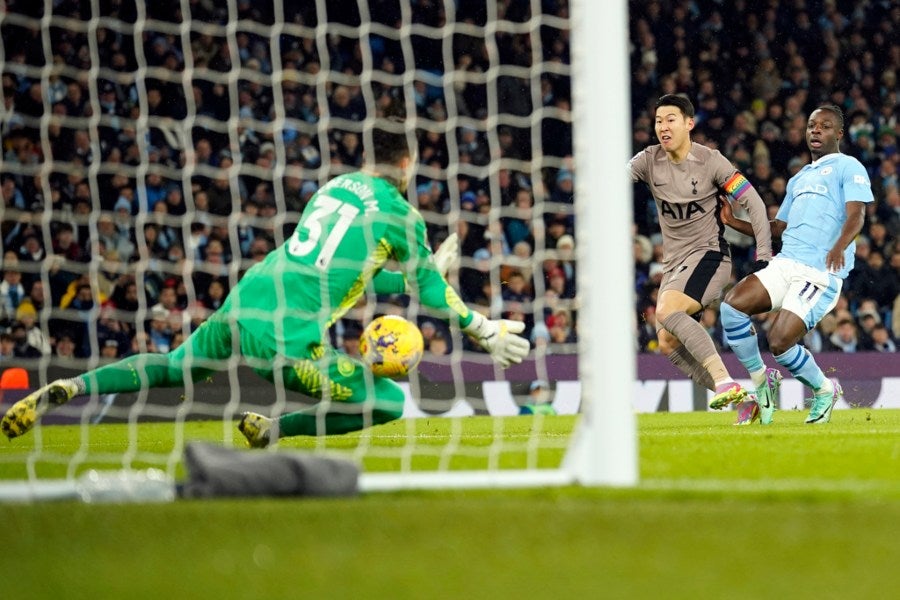 Heung Min Son anotó gol y autogol