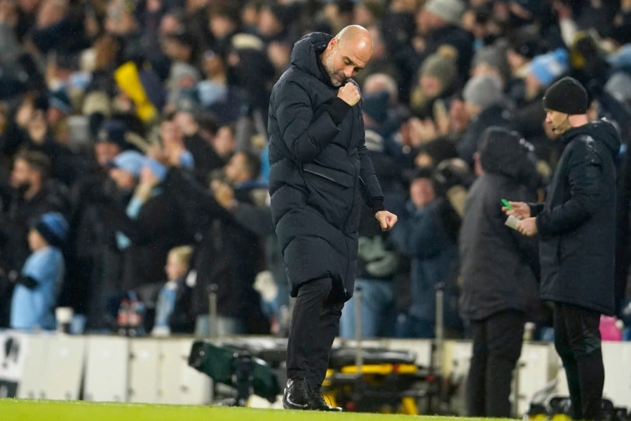 Pep Guardiola festejando la victoria de momento