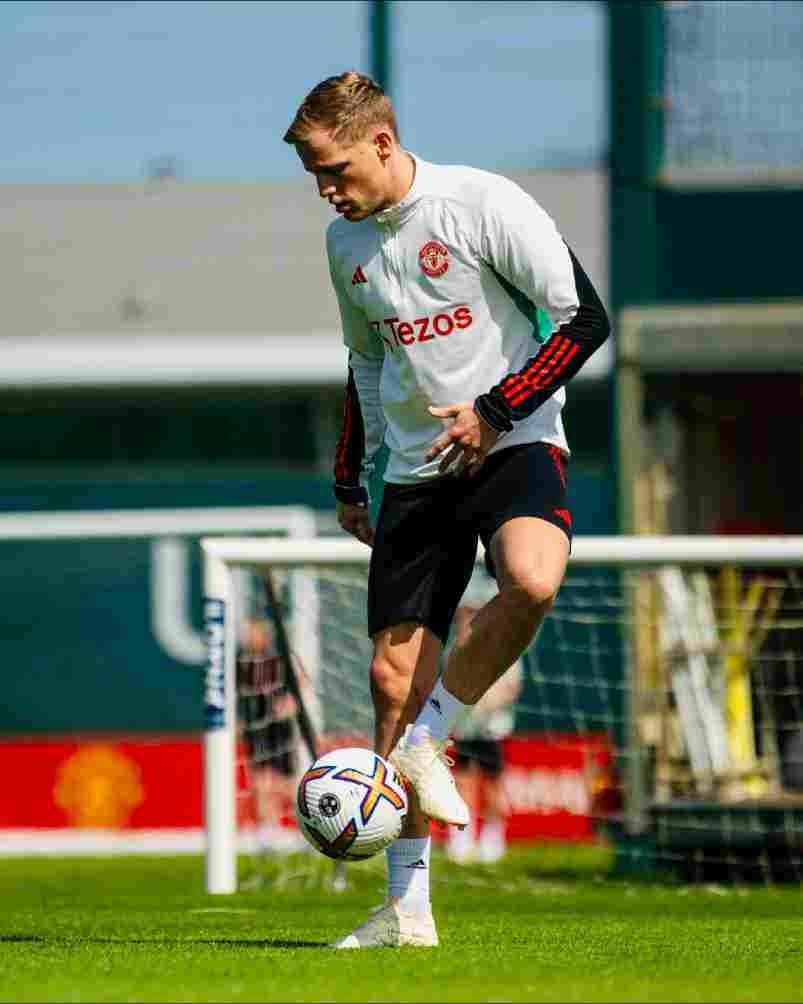 Van de Beek en entrenamiento con el Manchester United