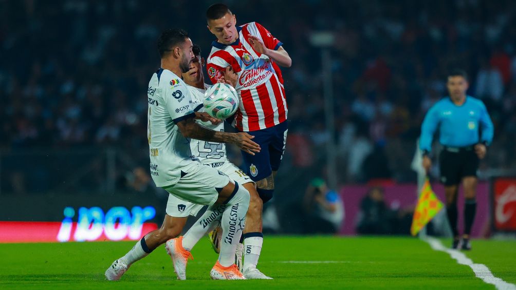 Pumas en el partido ante Chivas