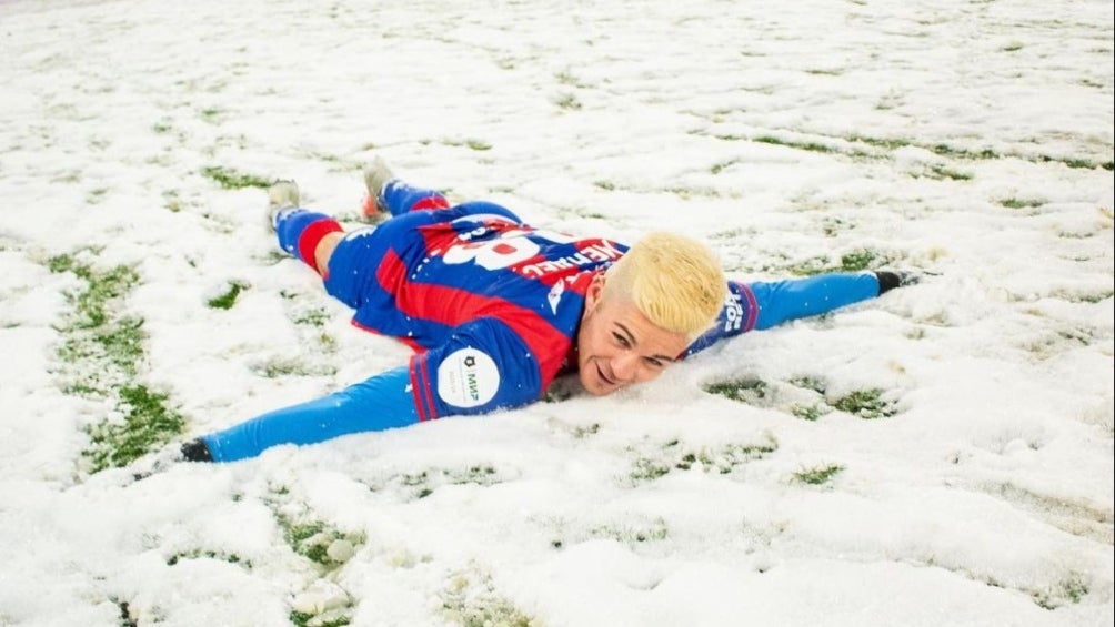 ¿Juegos de Invierno? CSKA Moscú jugó partido de la liga rusa en cancha repleta de nieve