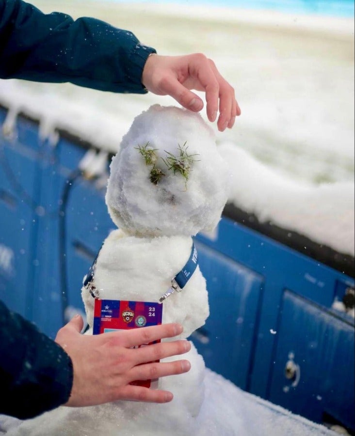 Muñeco de nieve en estadio de CSKA Moscú