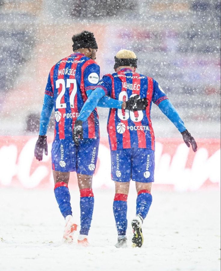 Jugadores del CSKA Moscú en medio de la nieve