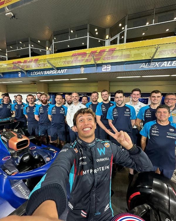 Alex Albon junto al equipo de Williams 