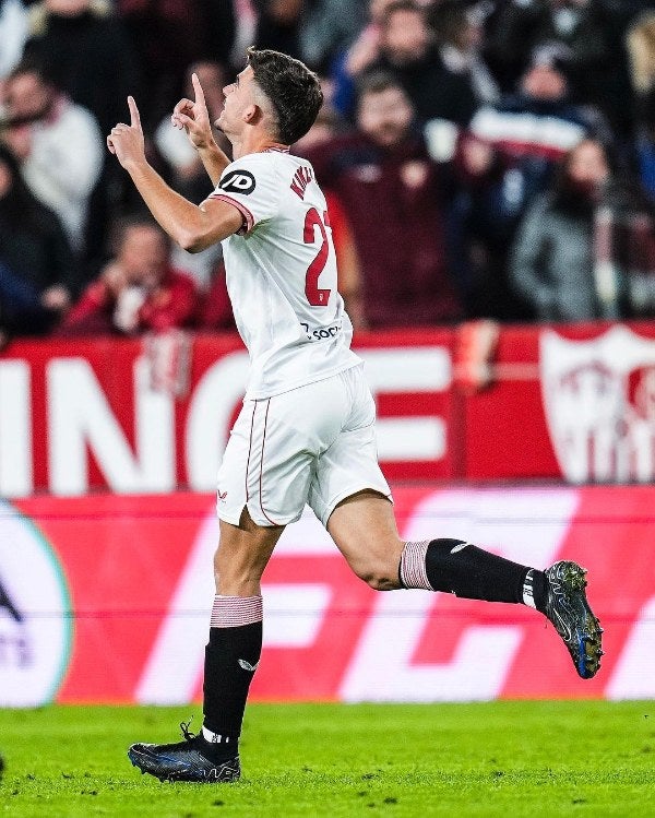 Kike Salas celebrando su gol 