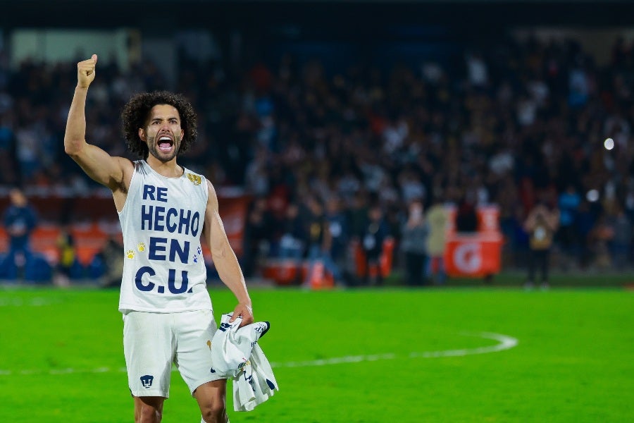 Chino Huerta en el duelo ante Chivas