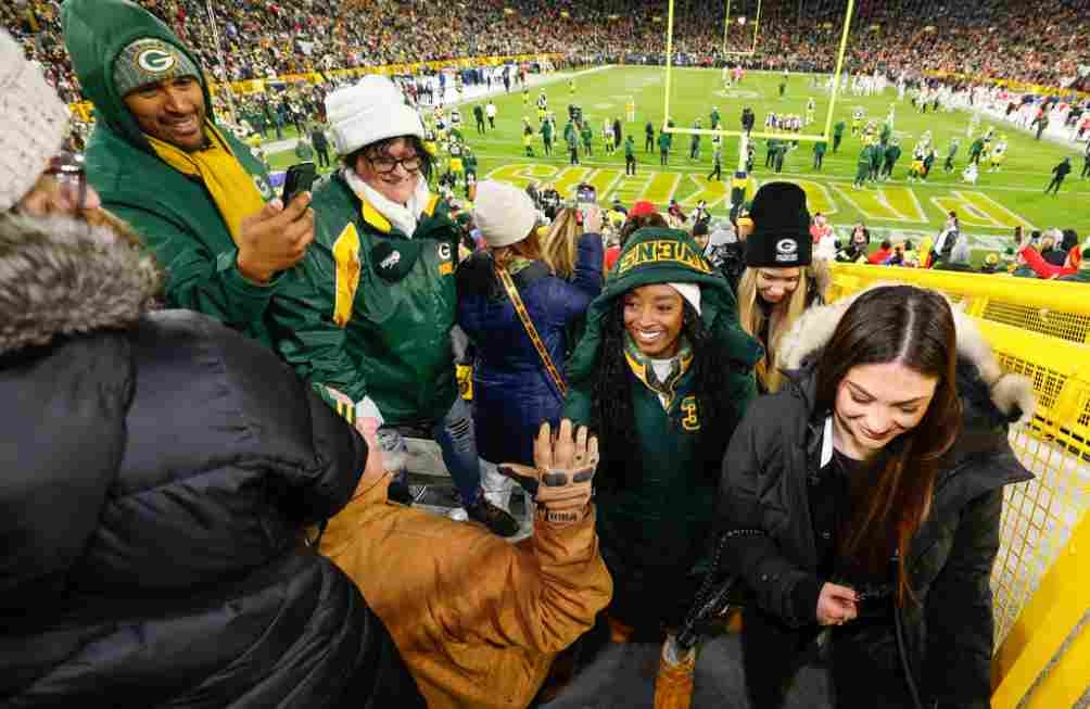 Fans con Simone Biles en el Lambeau Field