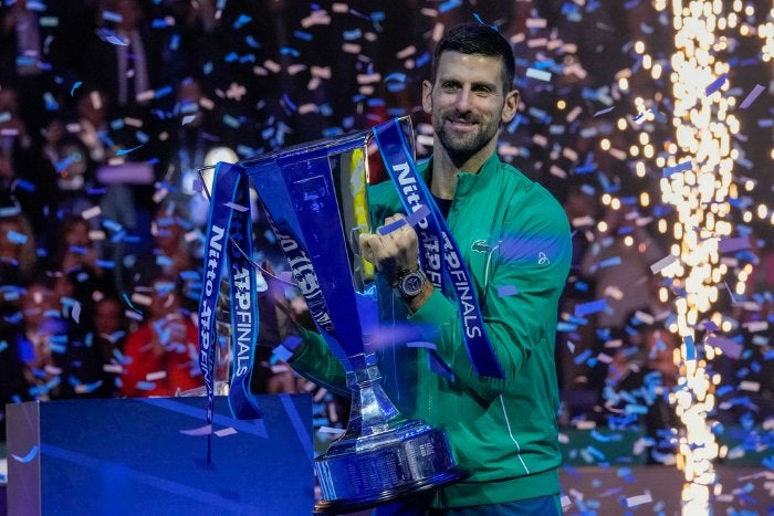 Djokovic con el trofeo de la Copa de Maestros de la ATP