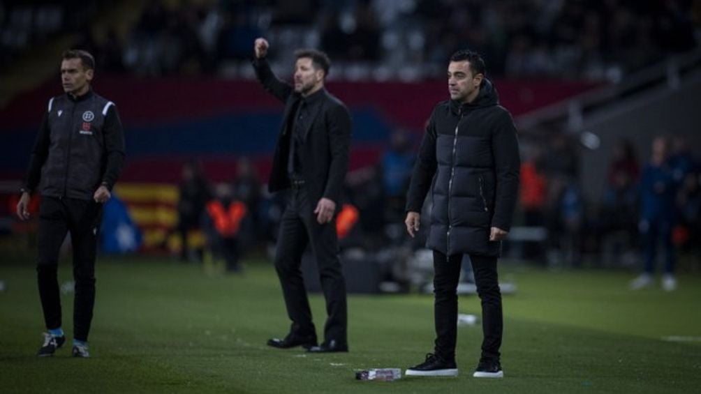 Xavi y Simeone durante el partido 