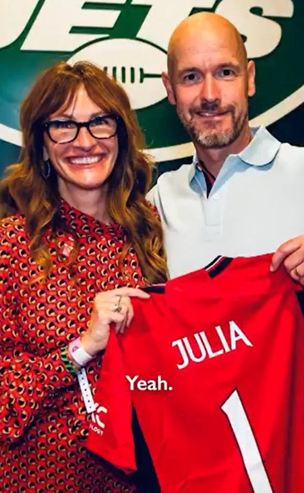 Julia Roberts con Erik Ten Hag y una playera del Man United con su nombre