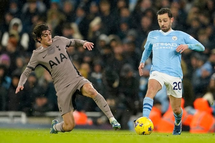 Bernardo Silva y Bryan Gil pelean el balón