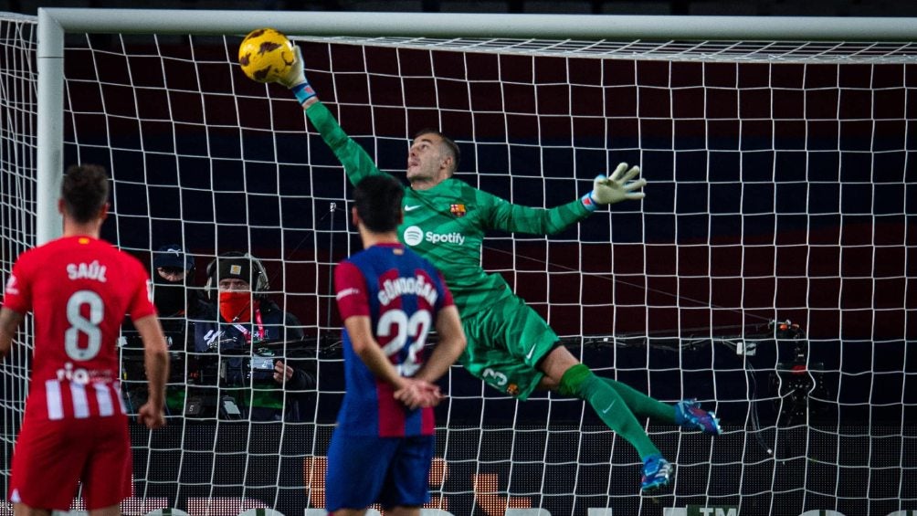 Iñaki Peña, con espectacular atajada ante el Atlético 