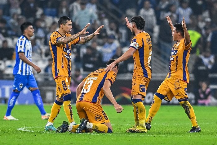 Cata celebra con sus compañeros haber avanzado a Semifinales